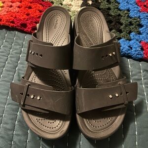 Crocs Brooklyn Buckle platform sandals size 9